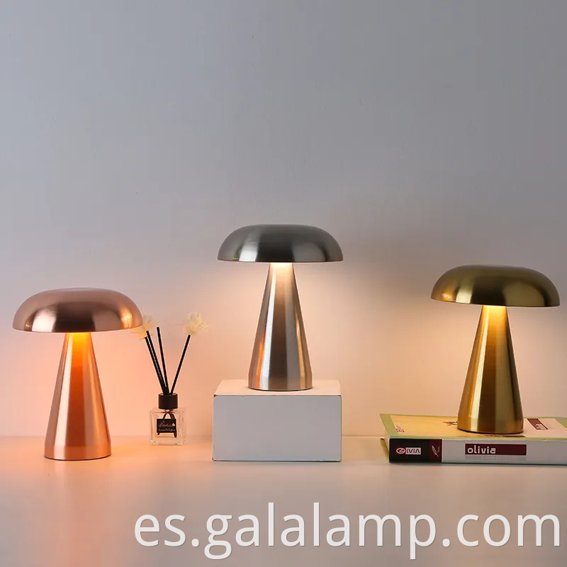 Lámpara de escritorio de metal recargable de inspiración vintage para un ambiente acogedor